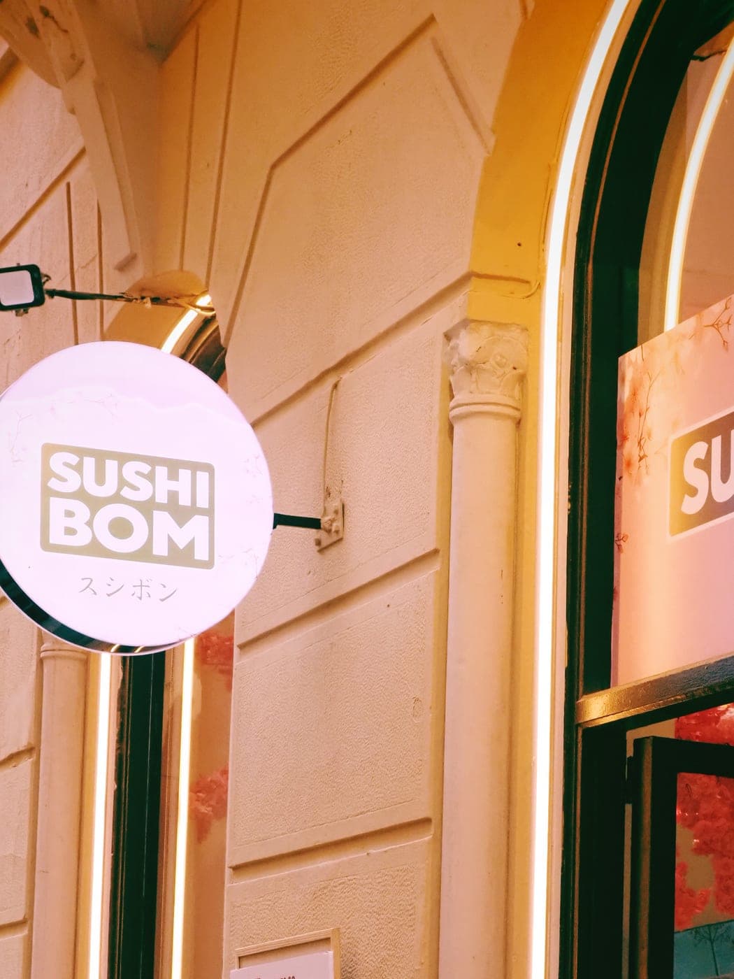 La fachada de Sushi Bom en la calle Echegaray