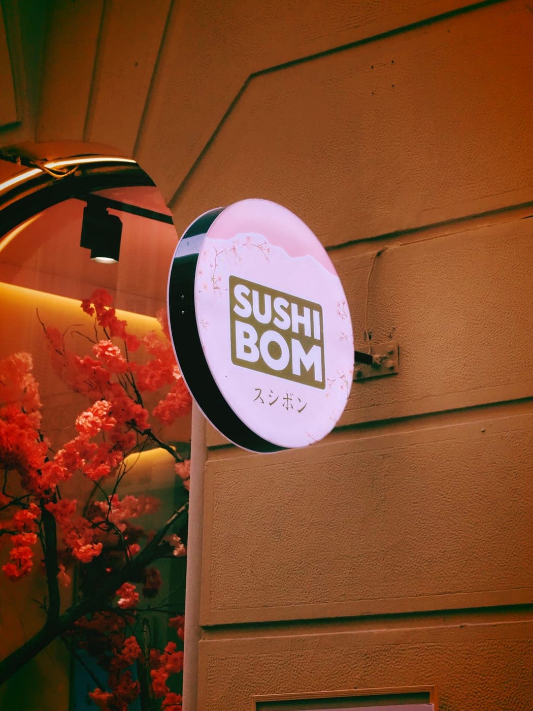 El cartel iluminado de Sushi Bom en la calle Echegaray